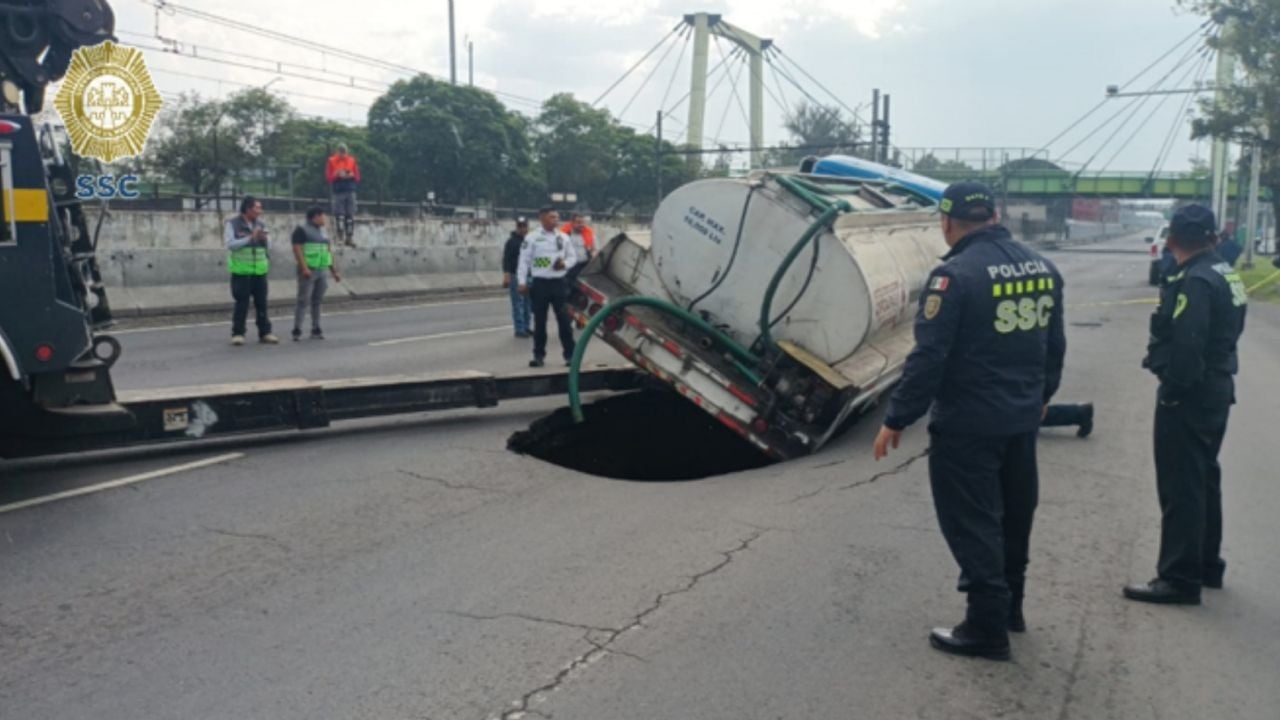 L'enorme dolina sulla Calzada Saragozza causa caos nel traffico (Video)