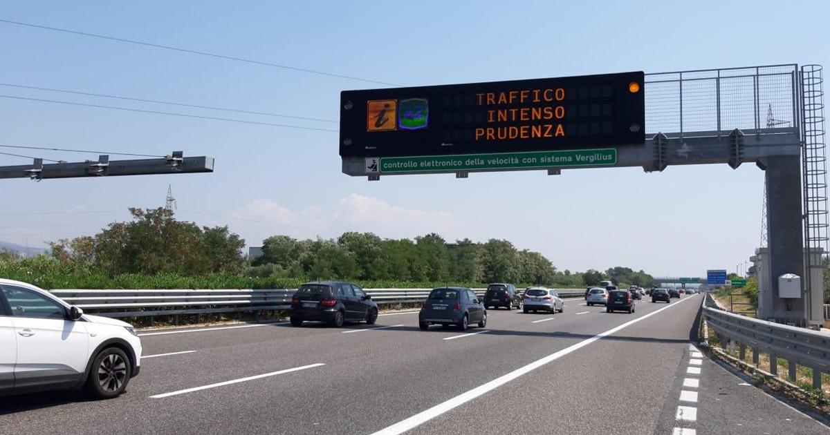 Eerste weekend met stroomuitval op de snelwegen, terwijl meer dan 13 miljoen mensen op vakantie gingen.