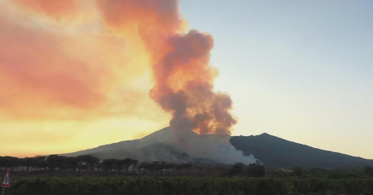 Flammen auf dem Vesuv, die Rauchsäule von Neapel aus sichtbar