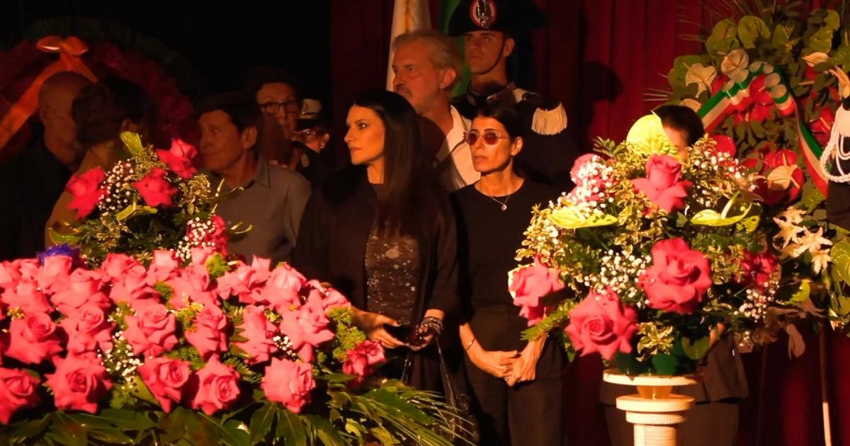 Friends and familiar faces, the collective tribute to Pippo at the funeral chapel at the Teatro delle Vittorie