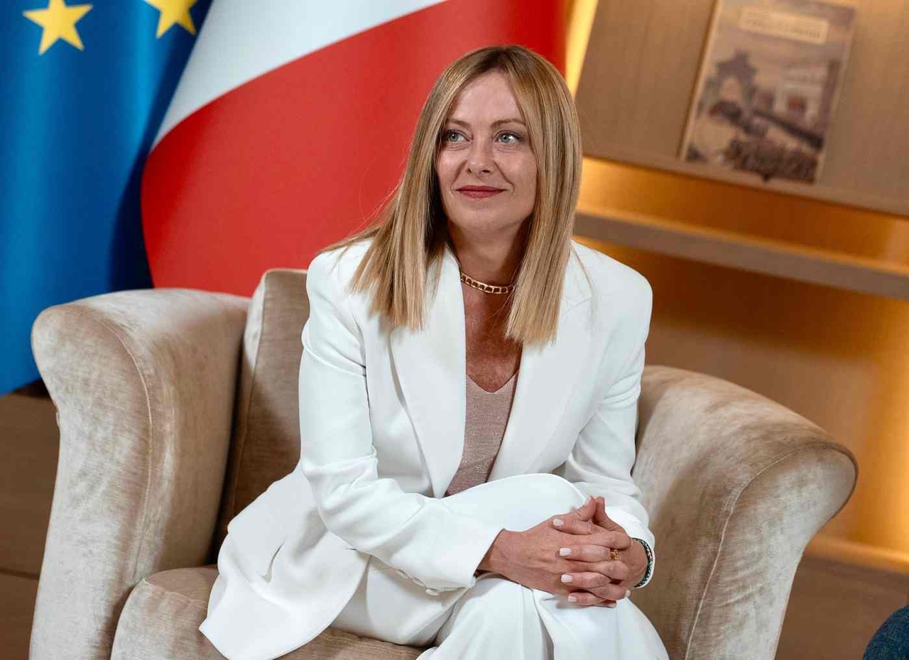 Assim Meloni coloca em risco a nossa segurança, a bandeira tricolor líbia sobrevoa o Palazzo Chigi
