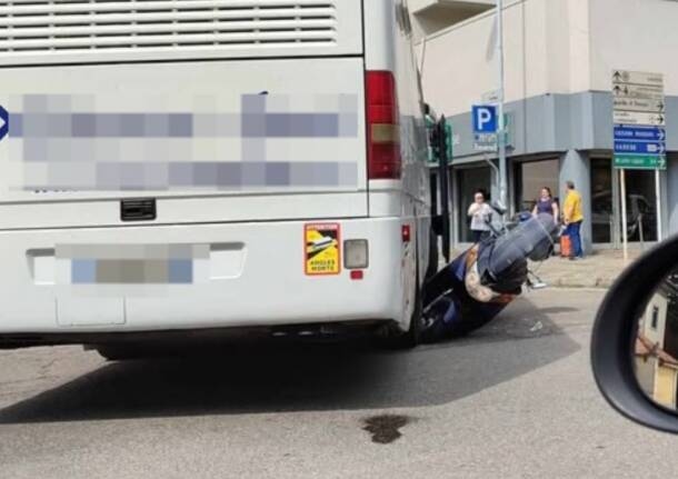 Gallarate - Gallarate'de scooter ile otobüs çarpıştı, yaşlı adam yaralandı - Gallarate/Malpensa - Varese Haberleri