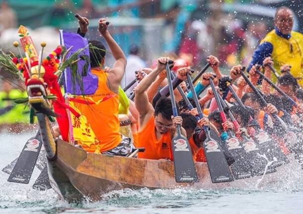 Free Time - The heart of Vivilago 2025 beats strong: dragon boat and tribute to Max Pezzali and 883 light up the Schiranna - Free Time - Varese News