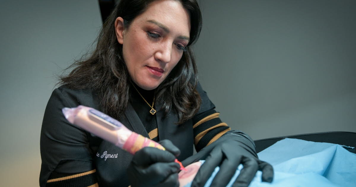 Vosges. Pink October: "Sometimes they cry and sometimes I cry too...", says Charlotte Merklen, a tattoo artist in Épinal, who redraws areolas and nipples on women who have undergone surgery.