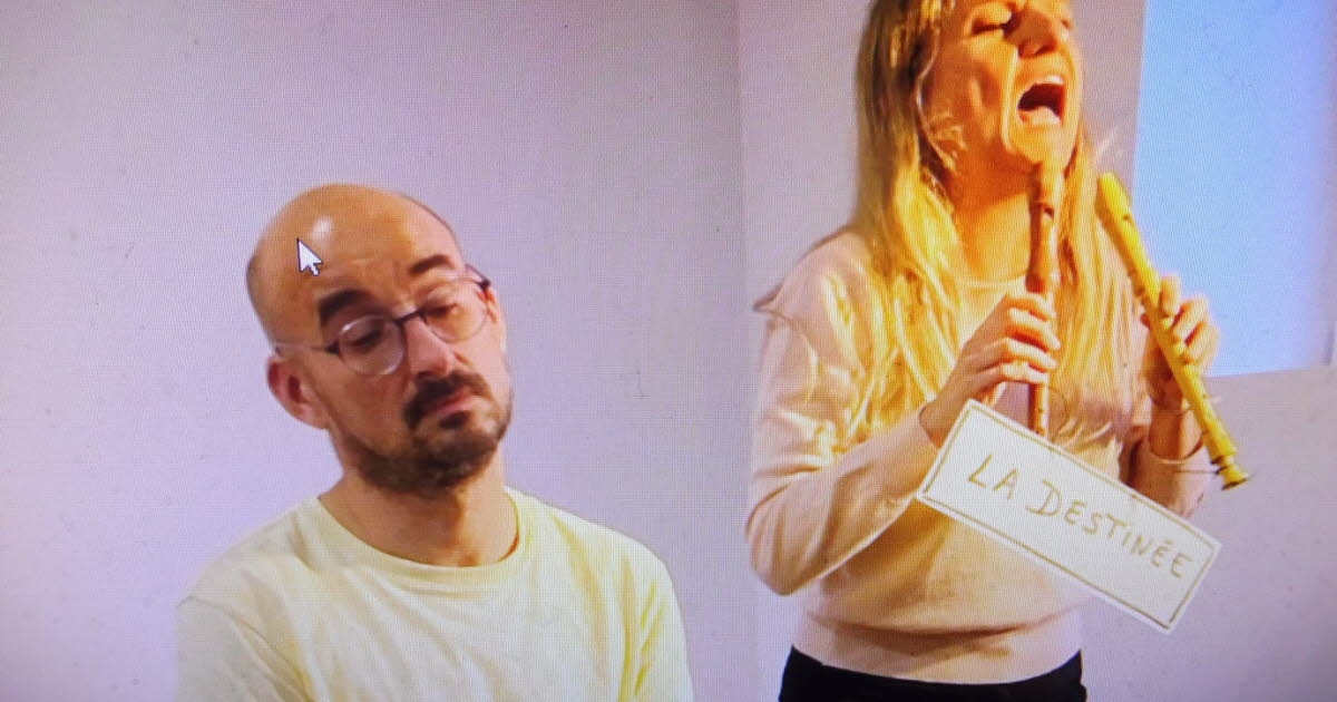 Авокур. Более шестидесяти зрителей на резидентском представлении.