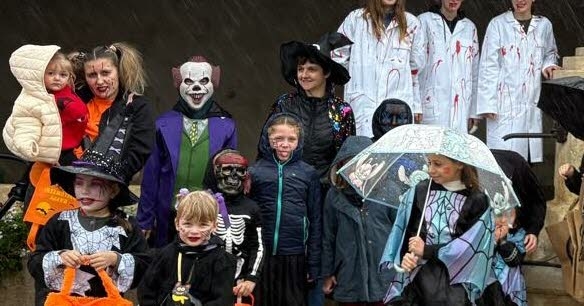 Витрей. Хэллоуин под дождём.