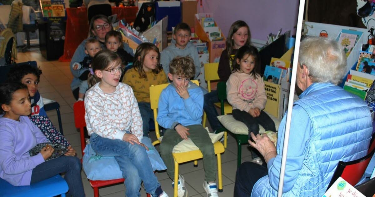 Azincourt. Katze und Hund sind Freunde.