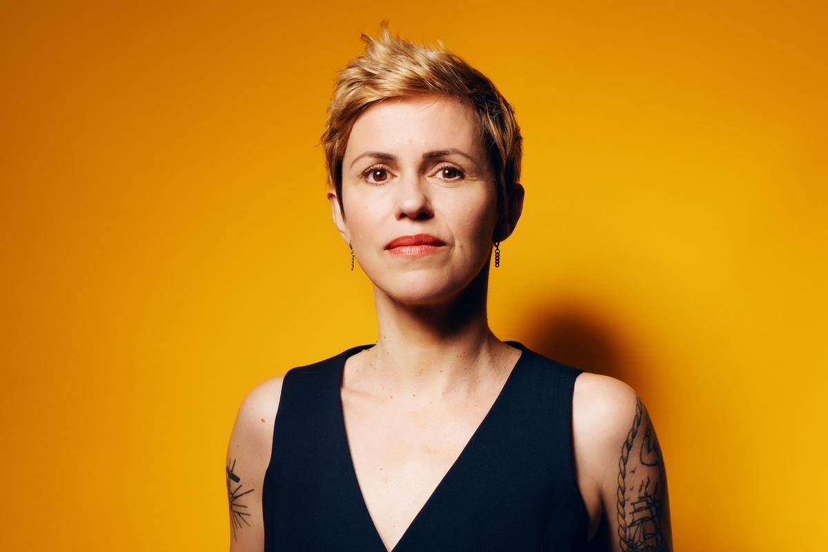 Camille Emmanuelle, journaliste, ne boit plus d’alcool : « Il arrive un moment où cela ne suffit plus de tenir les cheveux de sa copine qui vomit »