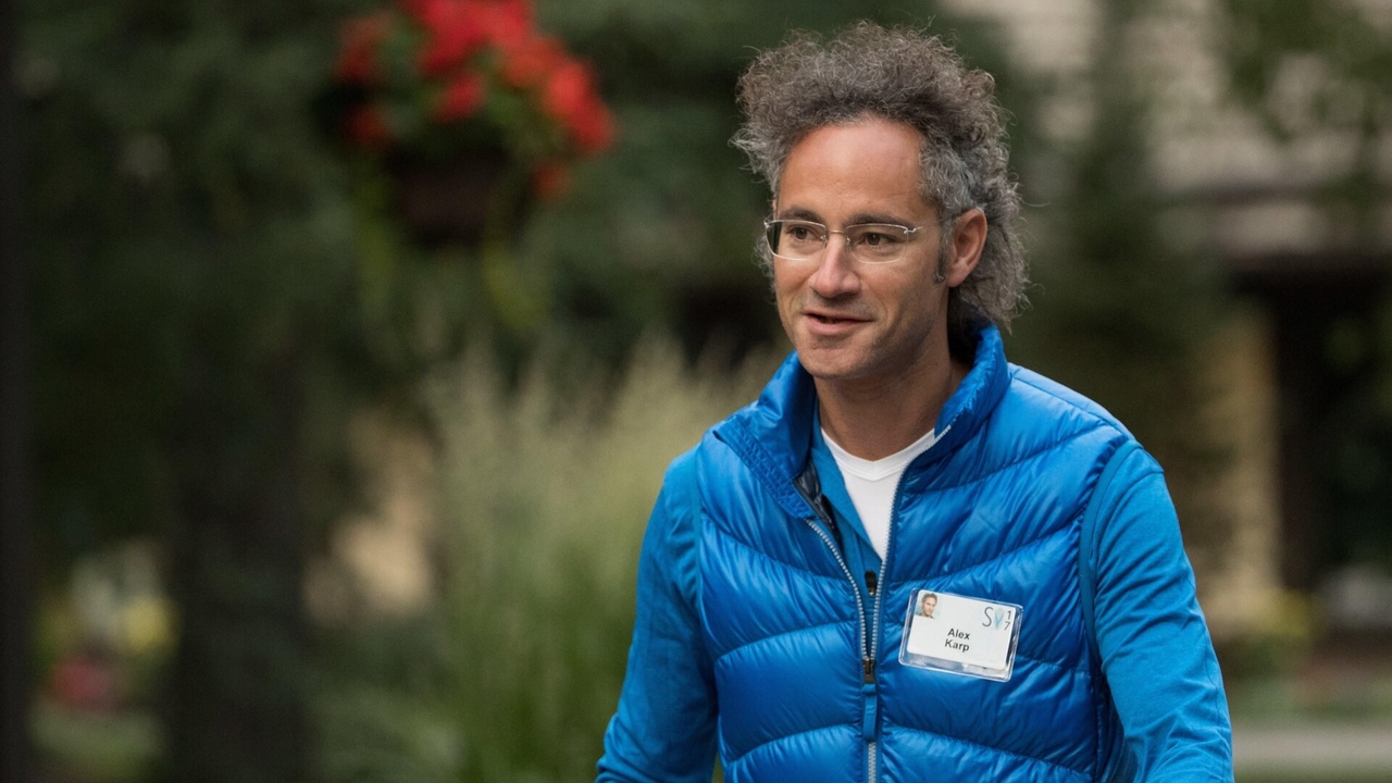O CEO da Palantir afirma que um estado de vigilância é preferível à vitória da China na corrida da IA.