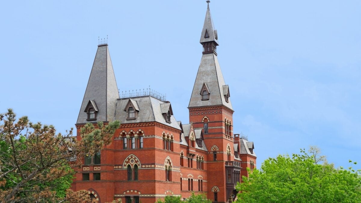 A Universidade Cornell pagará US$ 60 milhões para desbloquear fundos de pesquisa congelados pela Casa Branca.