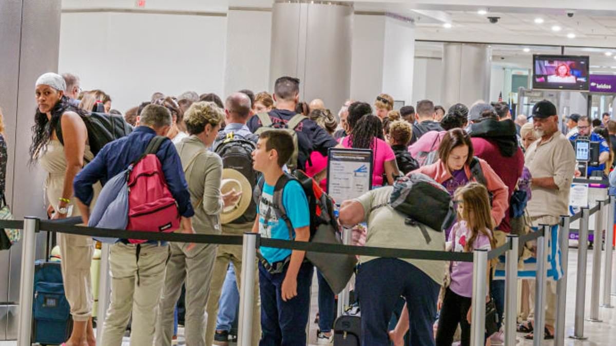Hurrikan Melissa verursacht Flugverspätungen am Flughafen Florida, da Sturm der Kategorie 5 gefährliche Winde in Richtung USA schickt