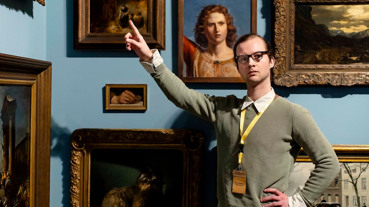 All'interno del museo, dove una "guida scontrosa" accompagna i visitatori in un tour "altamente spiacevole" - e i biglietti sono sempre esauriti