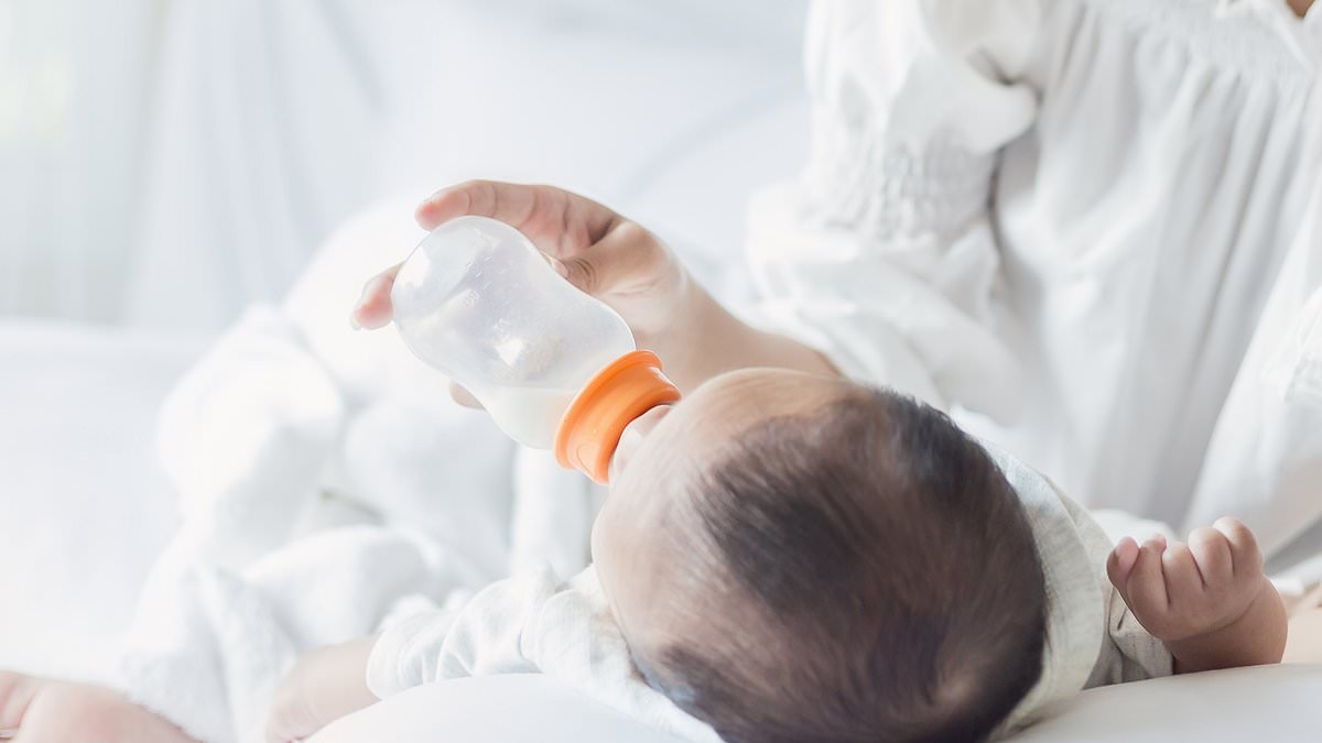 La paura dei batteri porta al ritiro urgente del latte artificiale mentre i neonati si ammalano in tutta l'America