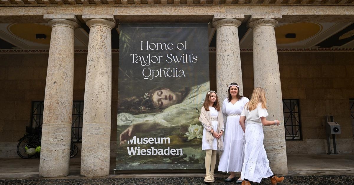 Doscientos fans de Taylor Swift celebran la Ofelia de Shakespeare en un museo alemán.