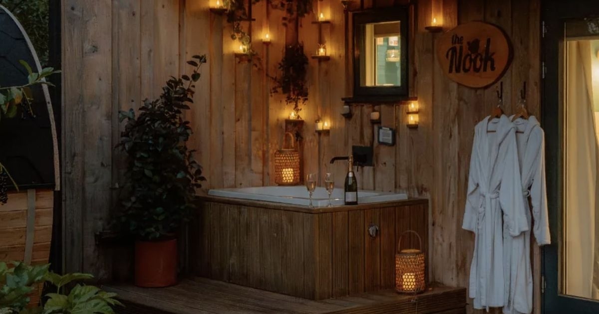 Лесной домик с сауной и ванной на открытом воздухе, где разрешено проживание с собаками, идеально подходит для осеннего отдыха.