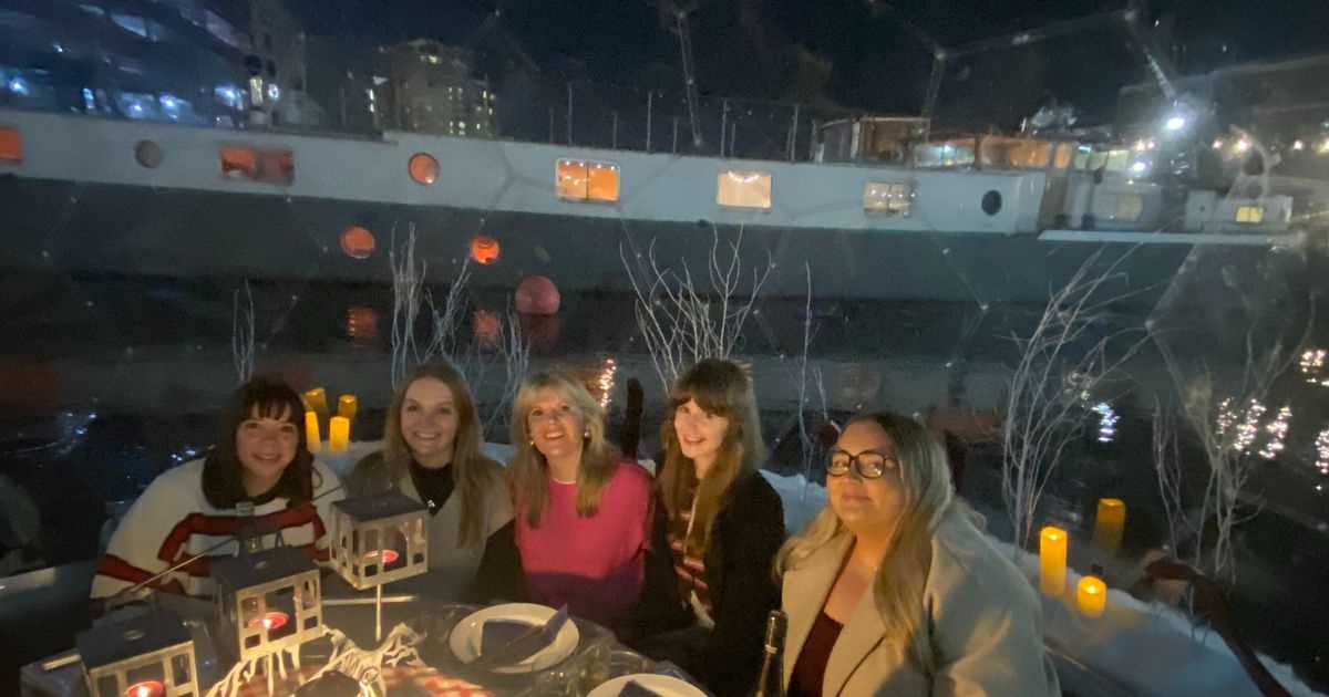 Accogliente serata di Natale in un igloo galleggiante con fonduta di formaggio e vino