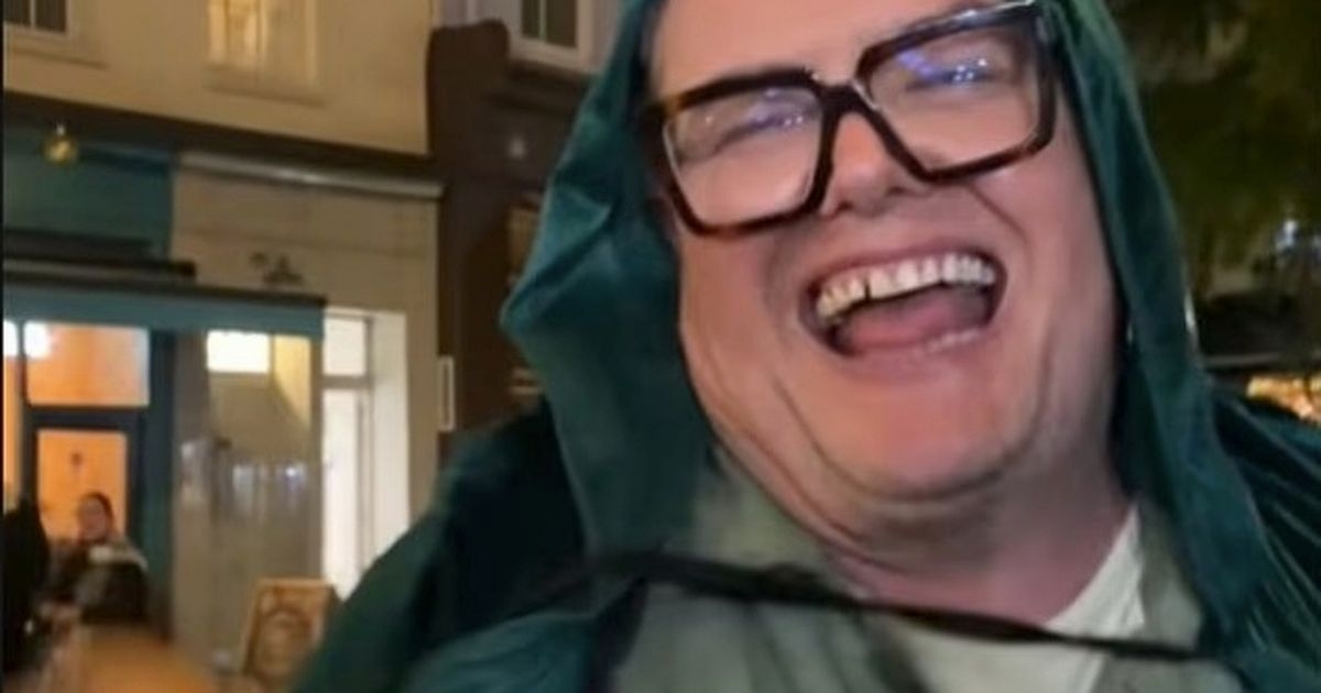 Alan Carr fue visto bajando corriendo por la calle con la capa de Celebrity Traitors blandiendo una linterna.