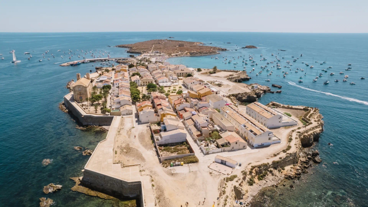 La plus petite île habitée d'Espagne : un paradis caché en Méditerranée avec seulement 50 habitants