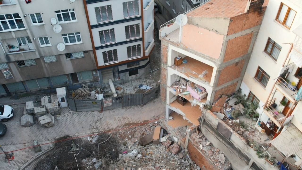 Un immeuble de quatre étages s'est effondré à Zeytinburnu, laissant l'immeuble d'appartements adjacent sans murs.