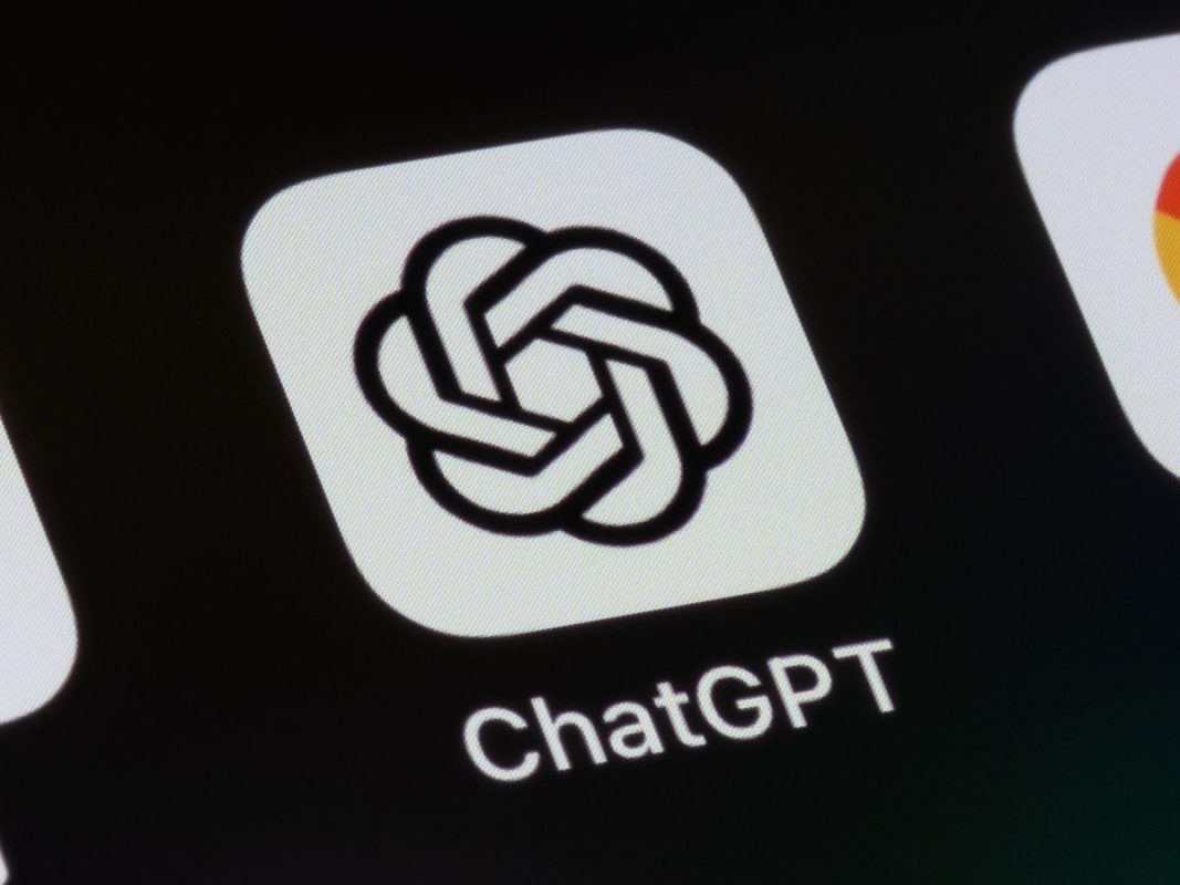 Cómo usar las aplicaciones vinculadas con ChatGPT: Spotify, Canva y más