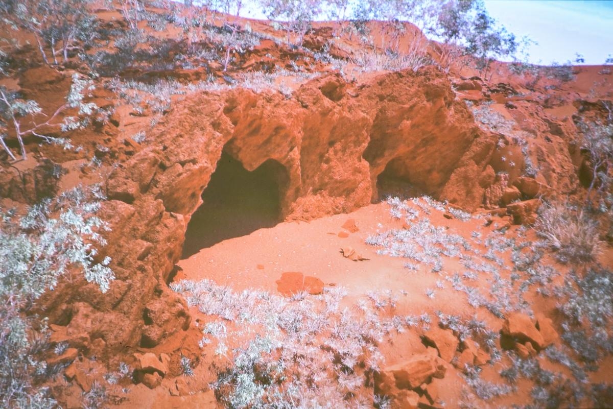 Un groupe d’aborigènes australiens en visite à Lascaux en Dordogne pour la reconstruction d’une grotte