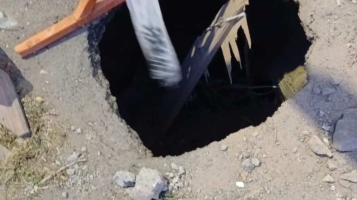 Residents of Las Heras halt asphalt work due to lack of sewage systems.