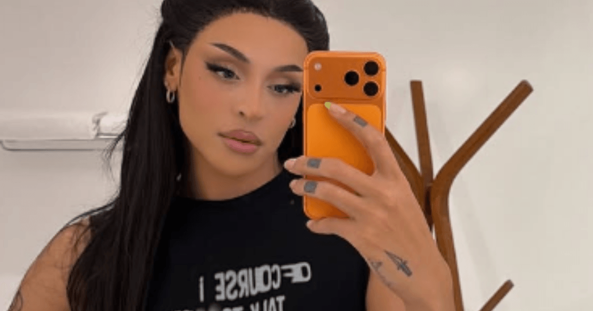 Pabllo Vittar staat op zeldzame foto's met haar tweelingzus; zie de afbeeldingen.