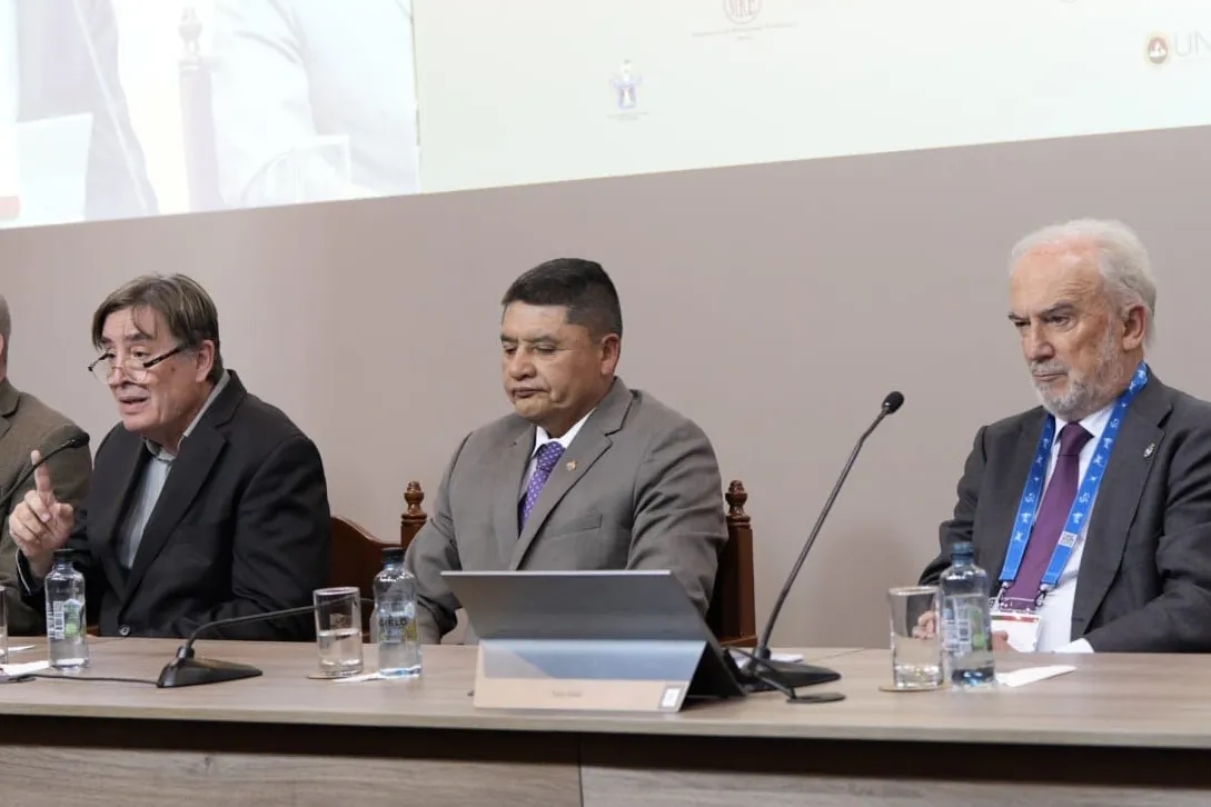 García Montero rompe pontes com Muñoz Machado em Arequipa: "Haverá tempo para falar não só sobre o diretor da RAE e o sucessor que está sendo preparado."