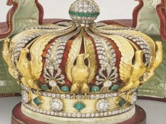 Quais são as oito joias do Tesouro Francês roubadas do Louvre: a coroa de Eugénie (recuperada), o diadema de pérolas, o broche-relicário, safiras e esmeraldas: "Um tesouro de valor incalculável"
