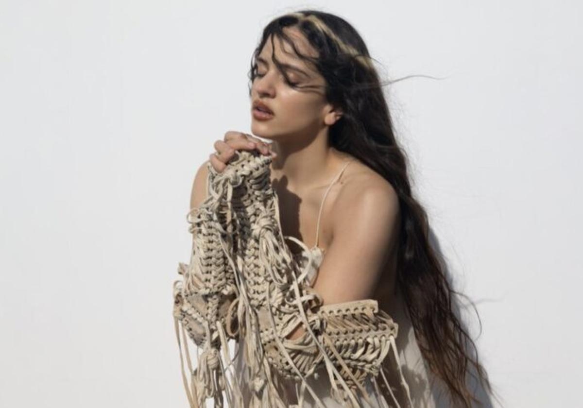 Rosalía éblouit lors de la présentation de l'œuvre orchestrale « Lux » au MNAC