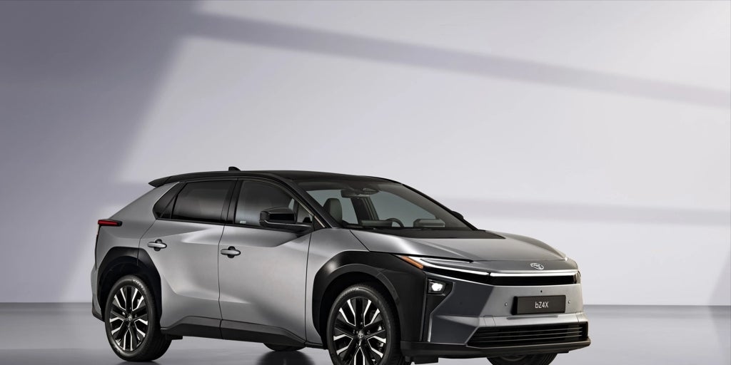 Toyota, yılın ilk yarısını kapatırken dünya satış lideri olmaya devam ediyor