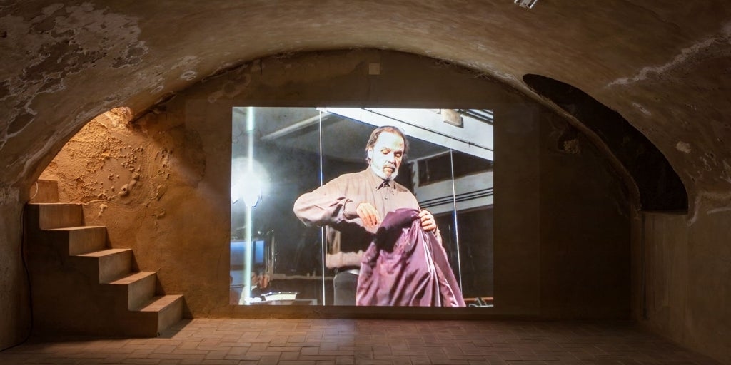 "Abbassare la voce", di Miguel Benlloch al CAAC: portare nel corpo la memoria dell'essere stati