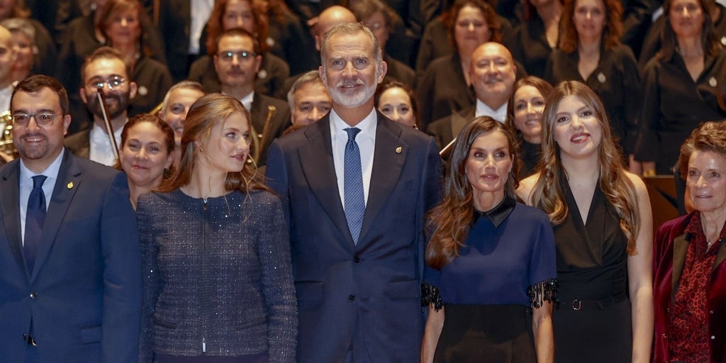 Los looks en azul y negro de la Reina Letizia y sus hijas en el concierto de Oviedo