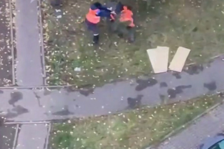 Werknemers van de nutsvoorziening pleegden een massale vechtpartij om de binnenplaats te verbeteren.