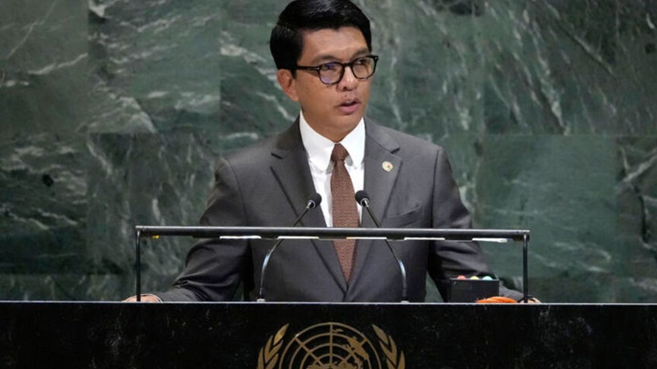 Crise política em Madagascar: Presidente Andry Rajoelina teria deixado o país secretamente