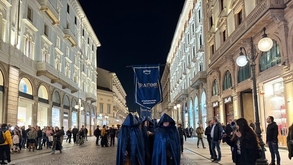 В Милане в честь запуска фильма «Предатели» прошел парад мужчин в капюшонах