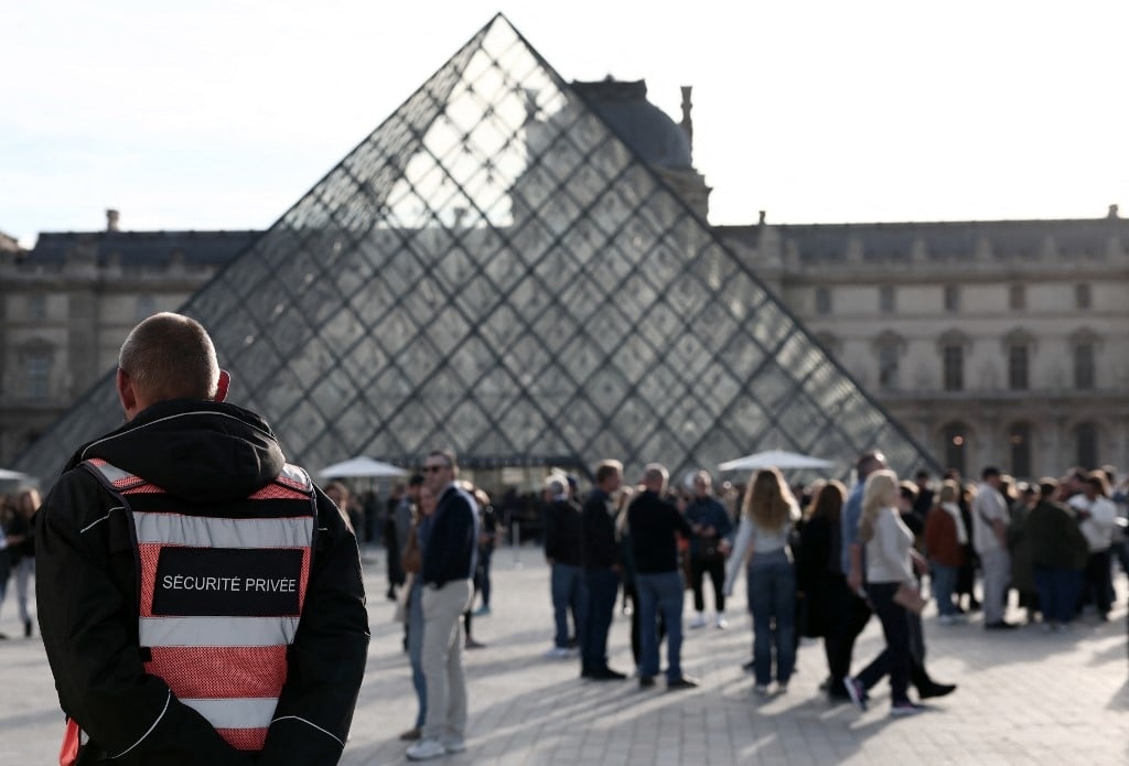 La police française annonce cinq nouvelles arrestations pour vol au Louvre.