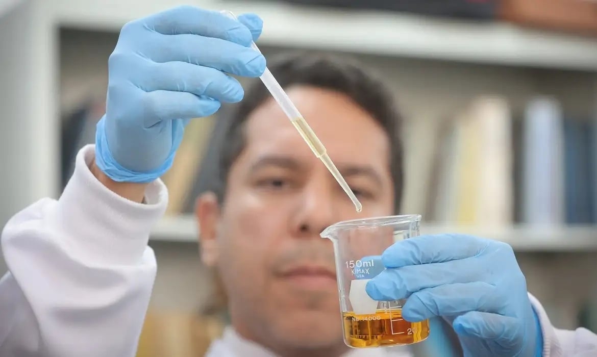 Le Brésil signale 32 cas d'intoxication au méthanol ; les cas suspects diminuent