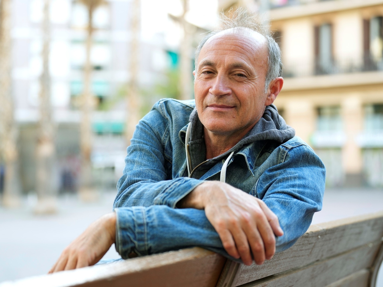 Juan José Becerra sfida il formato del libro con due romanzi che dialogano tra loro.