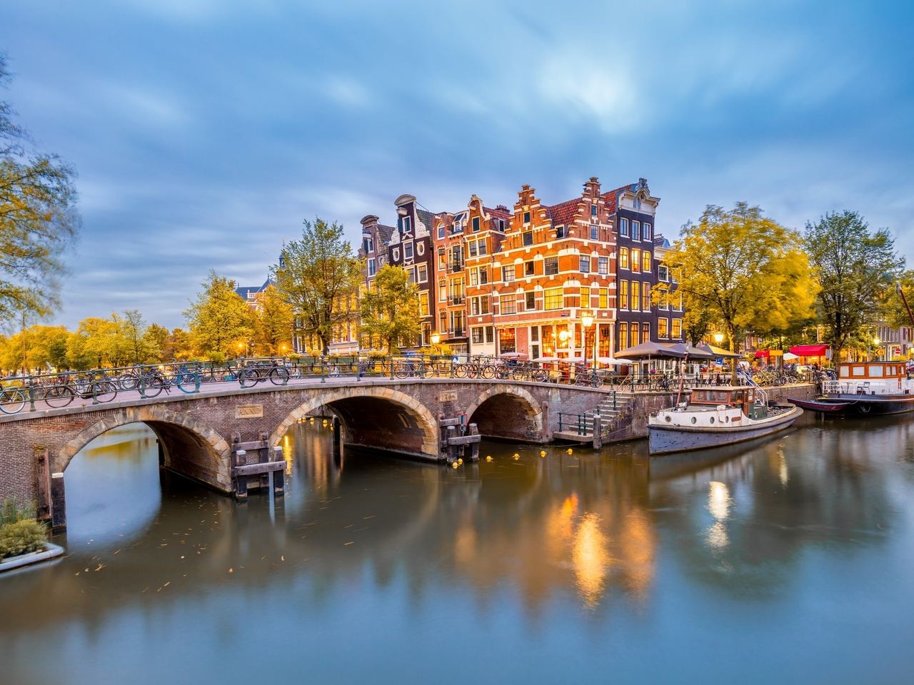 Between canals, bridges, and bikes: why everyone falls in love with the magic of Amsterdam