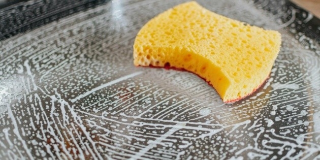 Aprenda a remover corretamente as bactérias da sua esponja de cozinha.