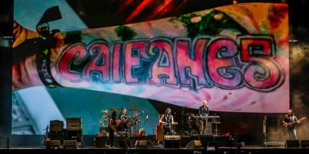 Caifanes transforma a espera em um ritual ao dividir o palco com seus fãs.