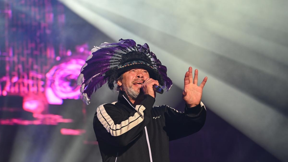 Jamiroquai lance sa tournée européenne très attendue à Barcelone, leur unique date en Espagne.